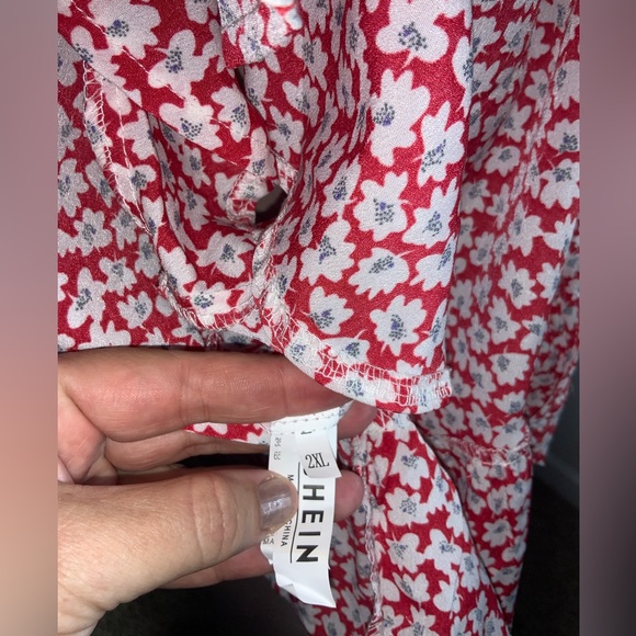 Shein 2xl Red&Wht Flower Top - Picture 9 of 9